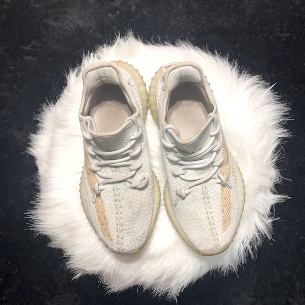 Adidas Yeezy Boost 350 V2
Hyperspace